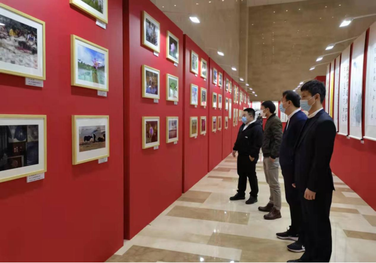 川發(fā)資管組織參觀“說廉、倡廉、行廉” 文化作品展覽